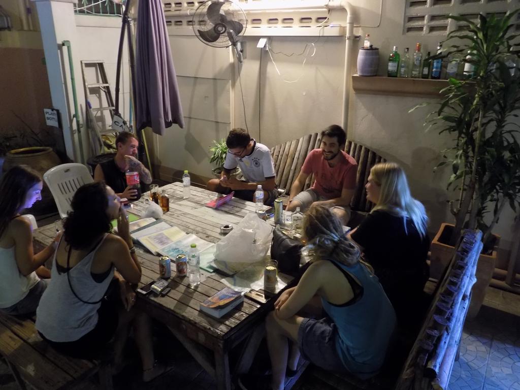 The Oasis Hostel (Adults Only) Bangkok Bagian luar foto