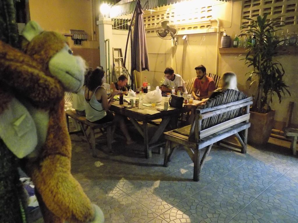 The Oasis Hostel (Adults Only) Bangkok Bagian luar foto