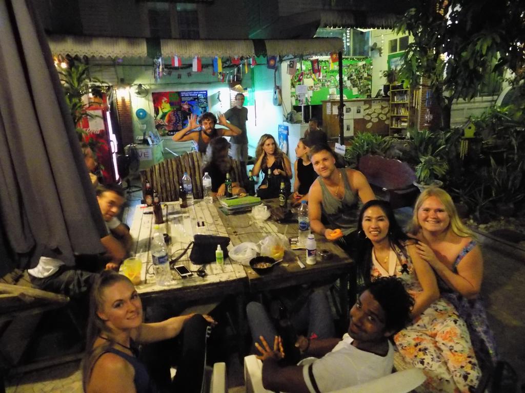 The Oasis Hostel (Adults Only) Bangkok Bagian luar foto